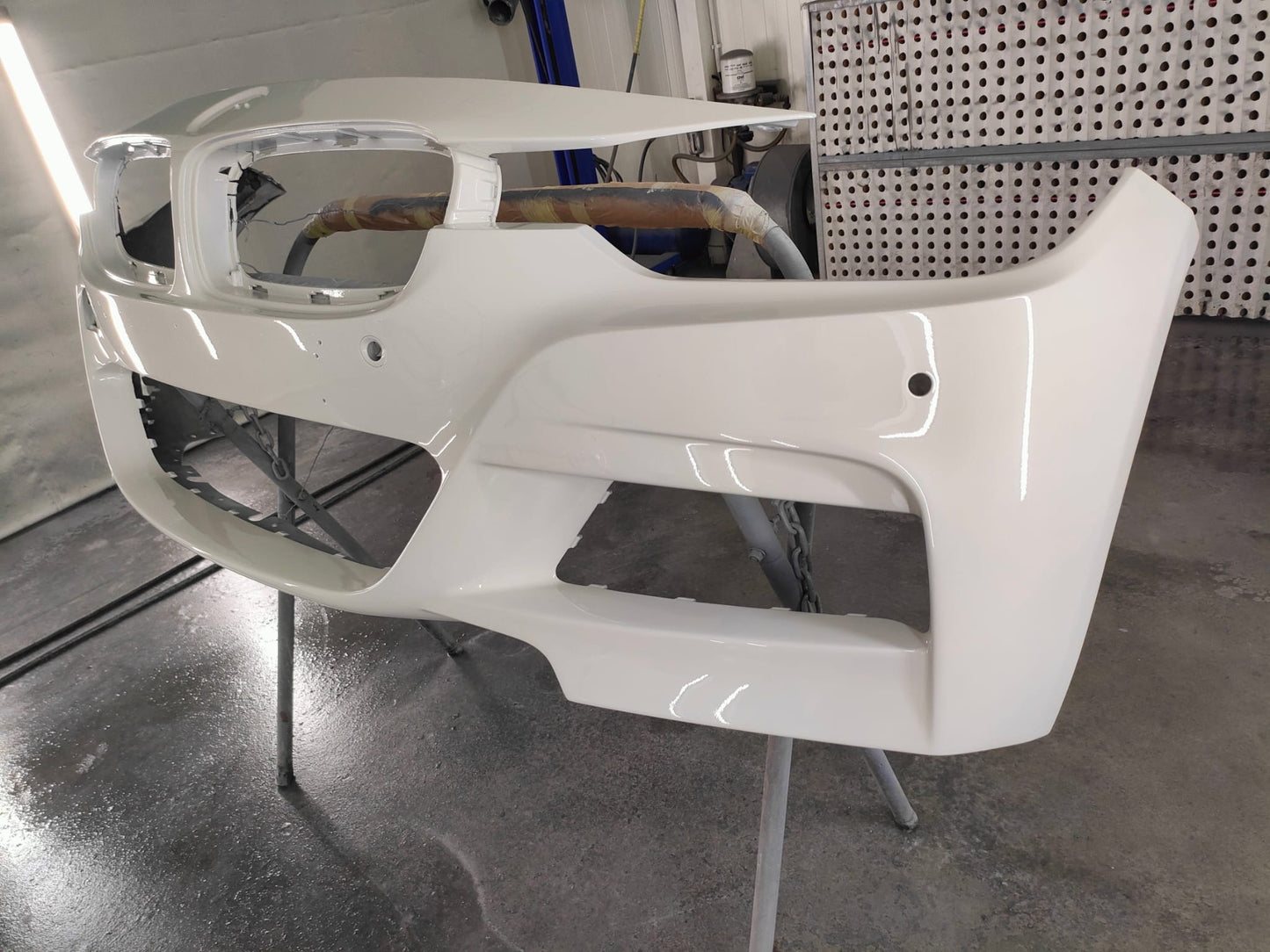 ZDERZAKI zestaw BODYKIT w KOLOR do BMW E90 LCI sedan MPAKIET Mtech 2009-2013 DYF 2L PRZÓD TYŁ PROGI pod kod lakieru
