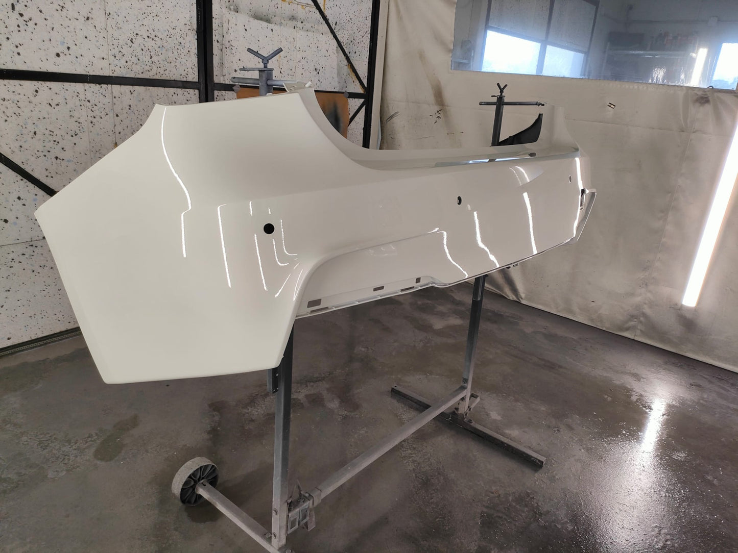 ZDERZAKI zestaw BODYKIT w KOLOR do BMW E90 LCI sedan MPAKIET Mtech 2009-2013 DYF 2L PRZÓD TYŁ PROGI pod kod lakieru