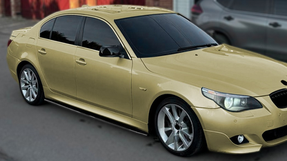 DOKŁADKI PROGÓW LISTWY PROGOWE BOCZNE BMW E60 E61 5 MPakiet czarny połysk