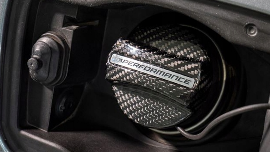 KOREK WLEWU PALIWA nakładka do BMW MPERFORMANCE DRY CARBON serie F G włókno węglowe