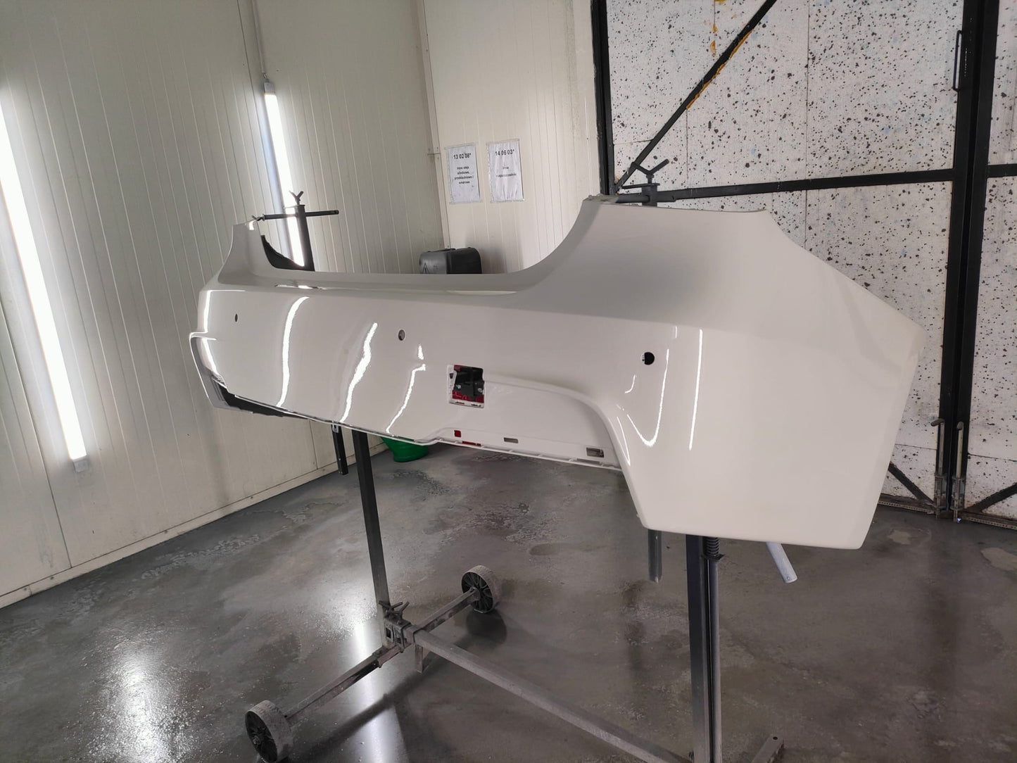 ZDERZAKI zestaw BODYKIT w KOLOR do BMW E90 LCI sedan MPAKIET Mtech 2009-2013 DYF 2L PRZÓD TYŁ PROGI pod kod lakieru