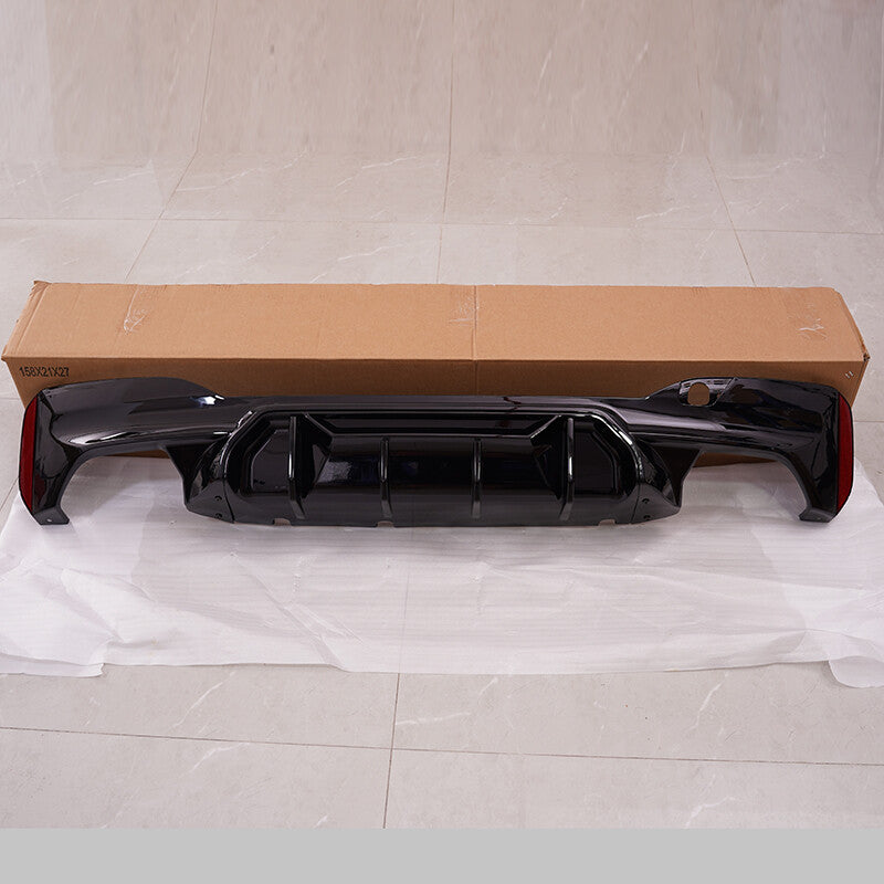 DYFUZOR SPOILER do BMW G30 G31 M5 STYLE COMPETITION 4R CZARNY POŁYSK